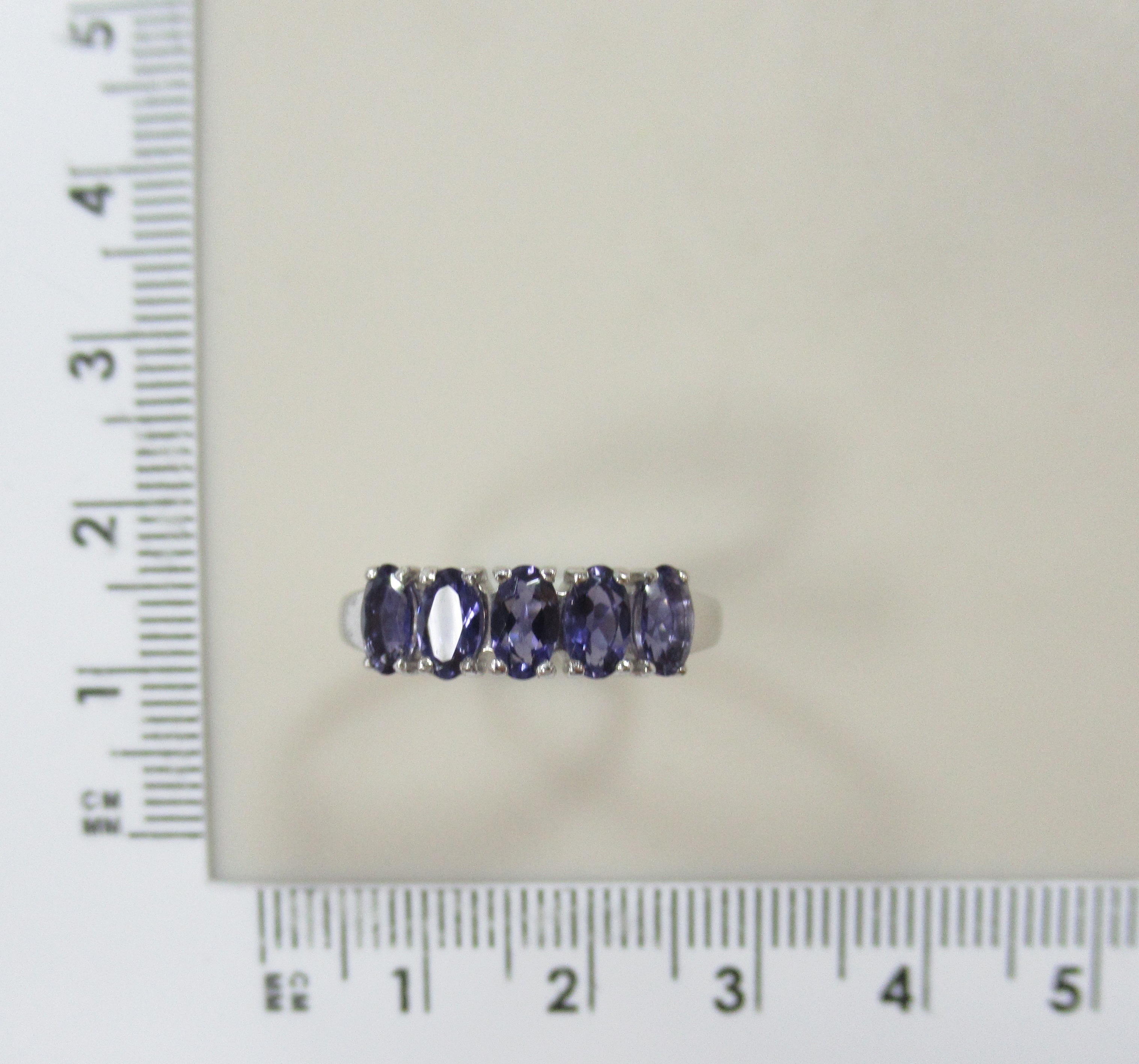 Серебряное кольцо с иолитами